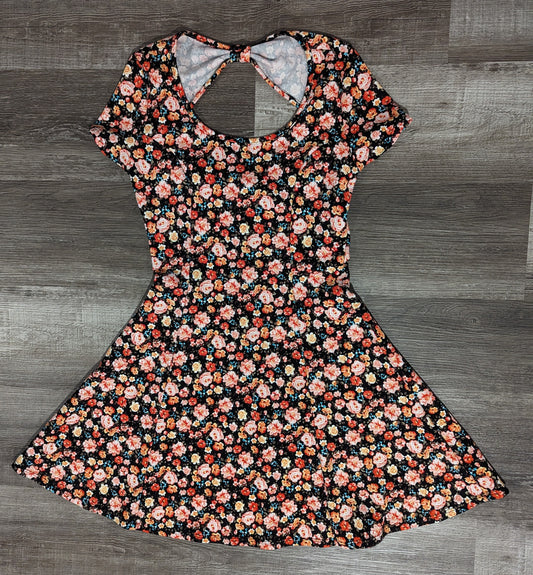 Floral Fit and flare w/ back cut out - size Junior - M (7/9)