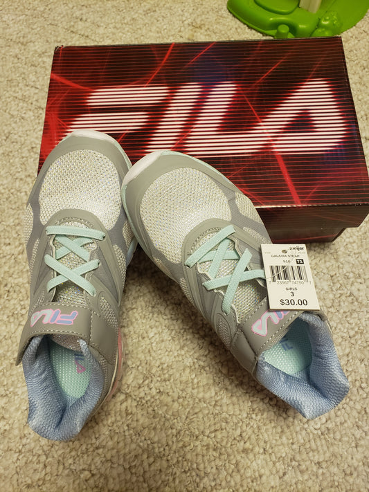 NWT Fila silver sneakers - size Shoes - Kids 3