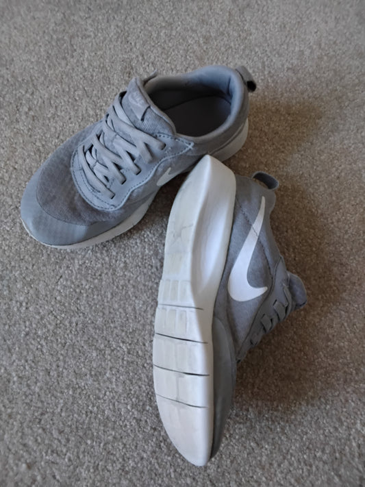 Nike gym shoes GUC - size Shoes - Kids 1 1/2