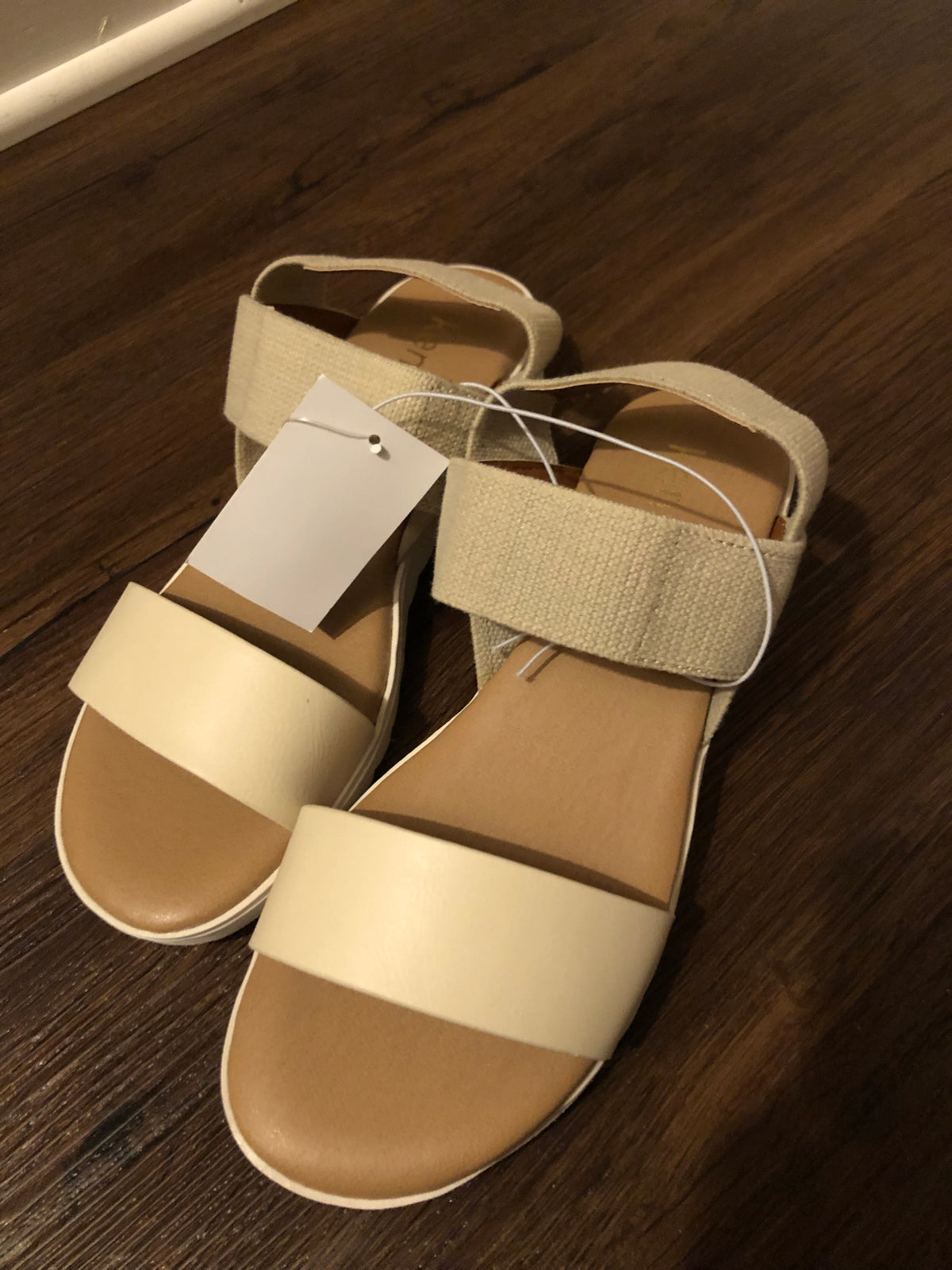 New beige sandals - size Shoes - Kids 6