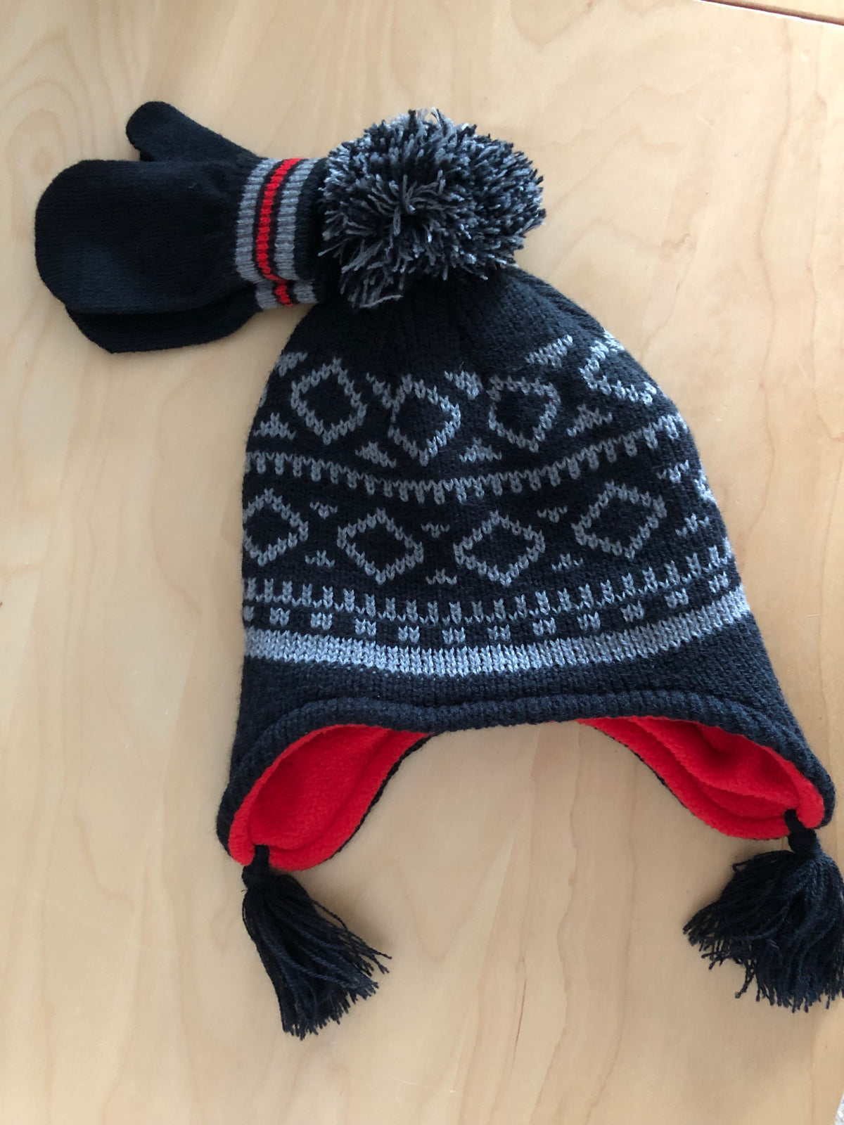 New Carters hat With mittens. Black/red - size Toddler - 4T