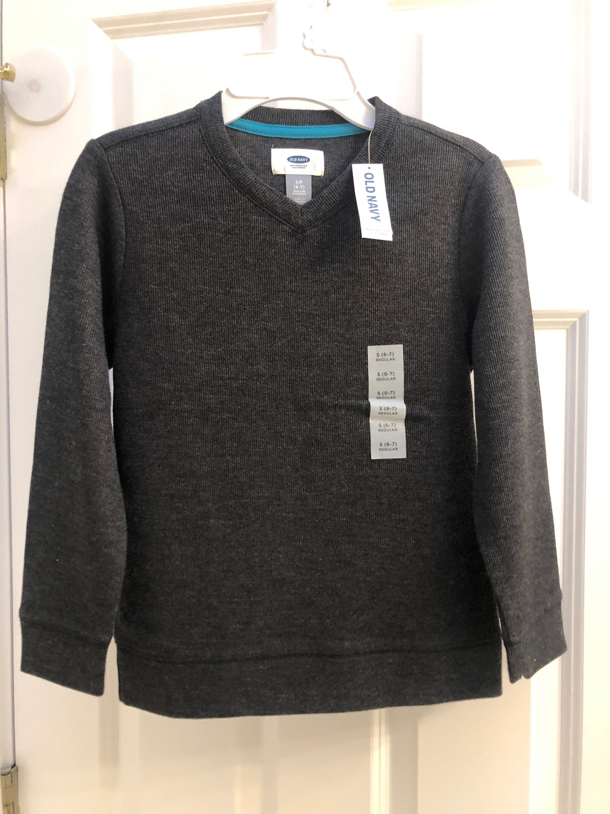 New ON sweater Charcoal - size Youth - 6 (S)