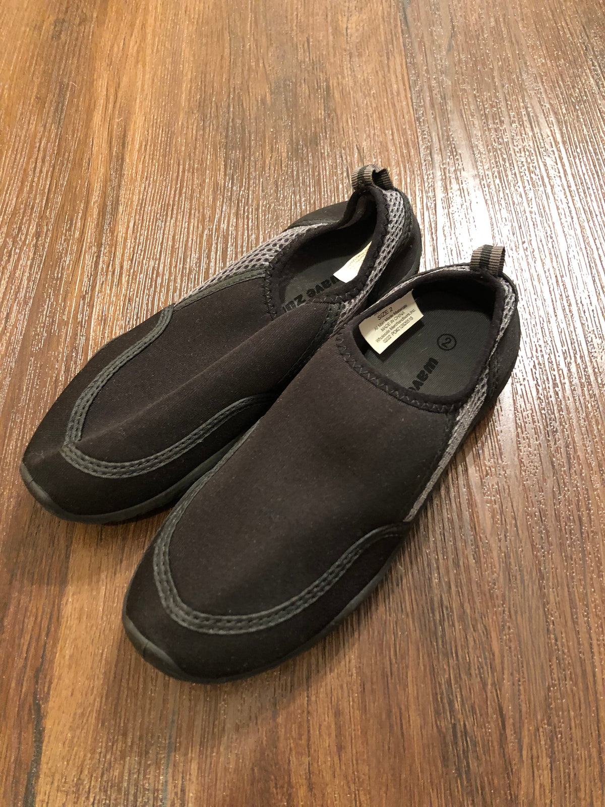New black water shoes - size Shoes - Kids 2