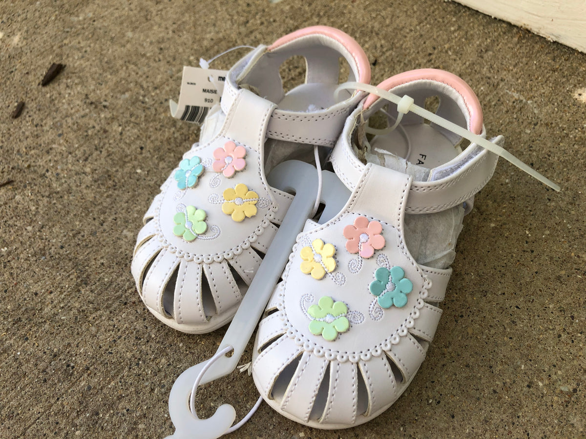 New white sandals 4 flowers - size Shoes - Toddler 8