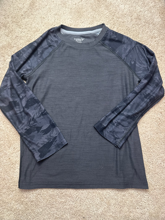 Old Navy active long sleeve - black/camo - size Youth - 8 (M)