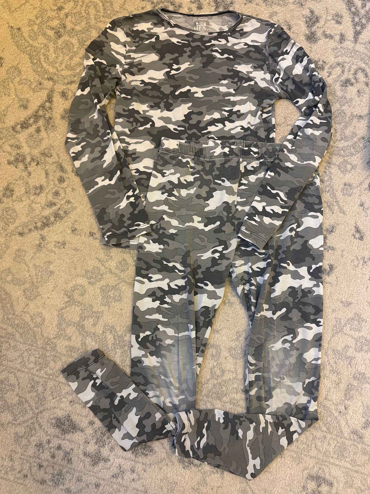 32 heat - camo pjs - knee wear - size Youth - 8 (M)