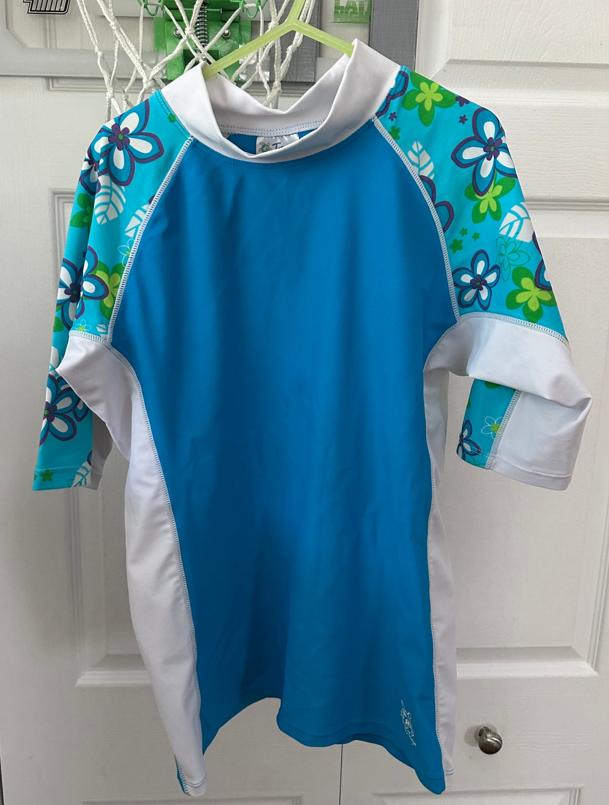 Blue flower rash guard Tagged 11-12yrs, EUC - size Youth - 10 (L)