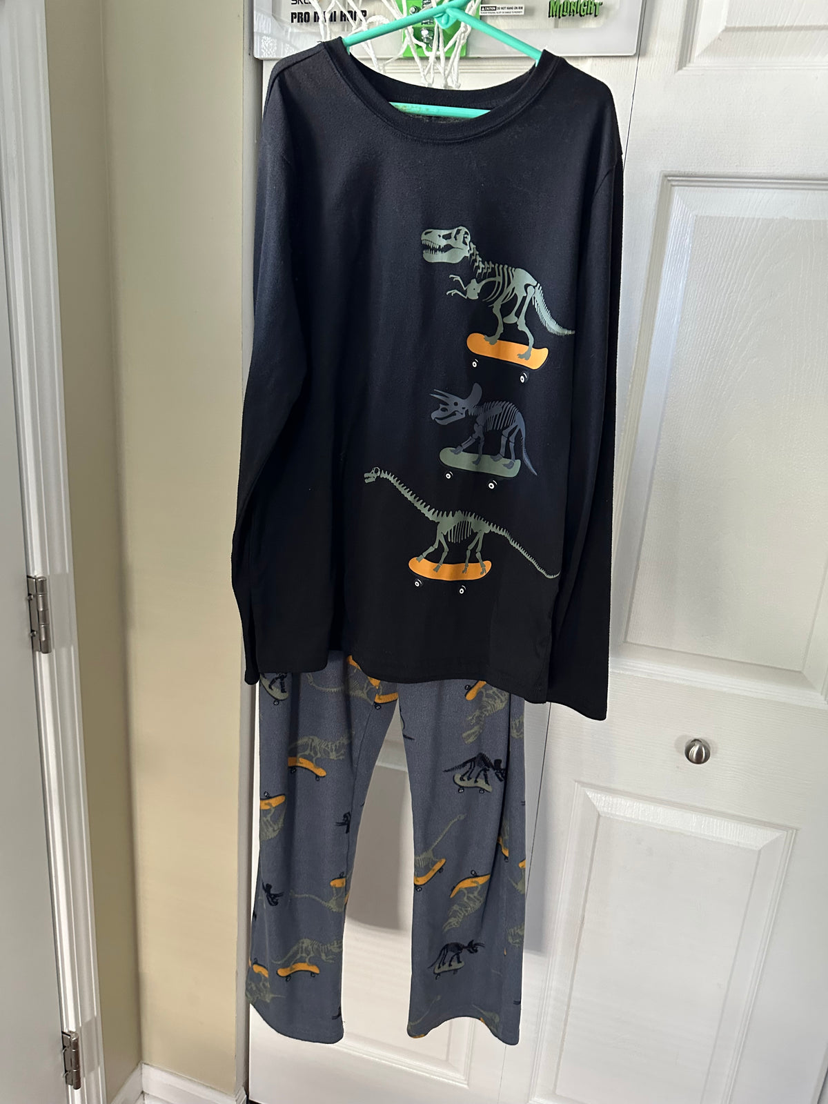 14/16 dinosaur skate pjs Wonder nation GUC - size Youth - 14 (XL)