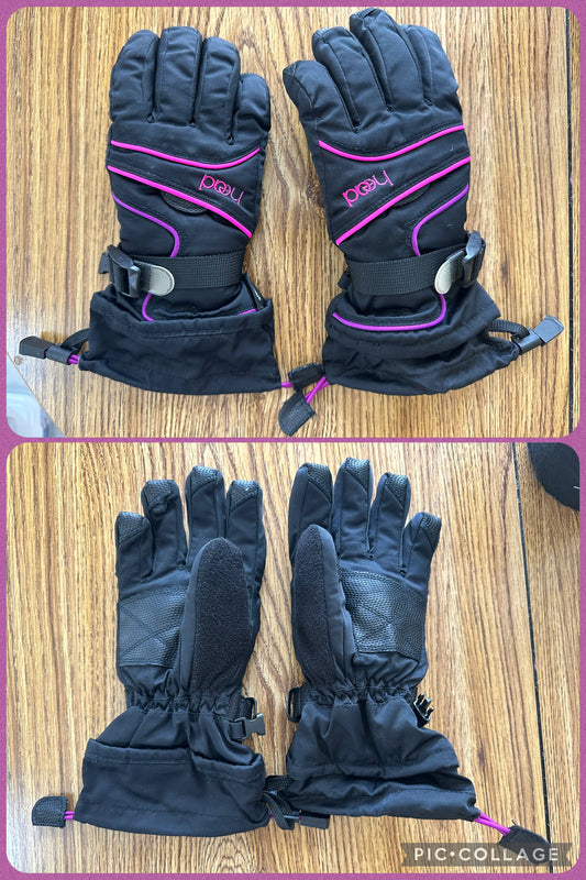 Like new gloves 9-11 yrs Good for snow/sledding