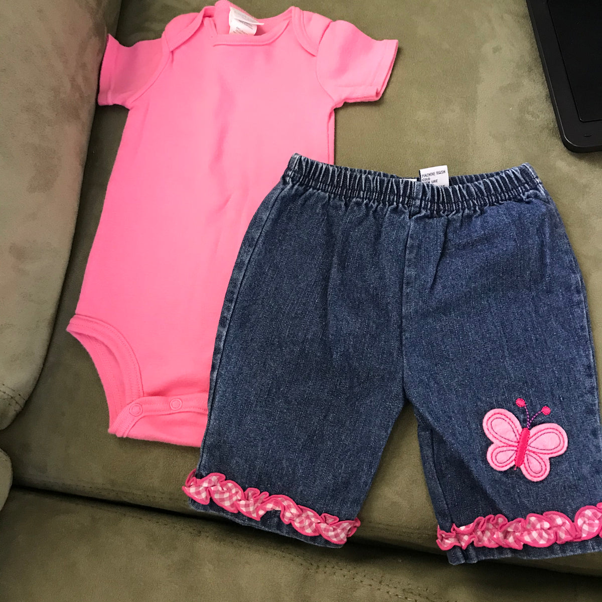 3-6 Butterfly shorts/top Carters - size Month - 3-6 / 6M