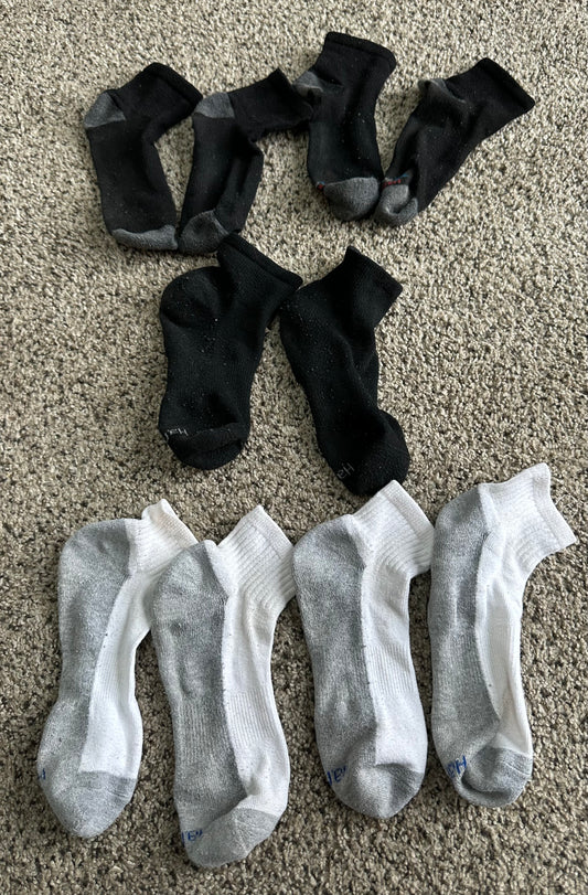approx 4th/5th age socks 2 like new black, 3 good - size Youth - 8 (M)