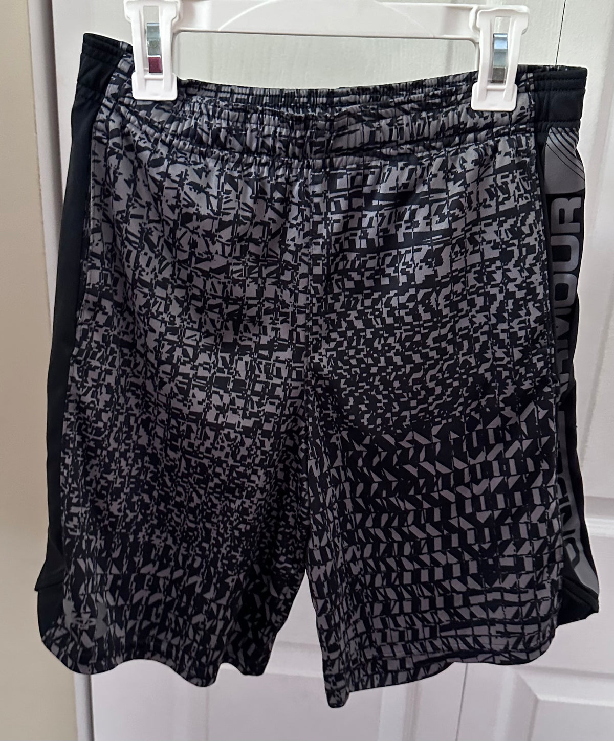 Black/gray YMD ( 8/10) Under Amour shorts GU-PC - size Youth - 8 (M)