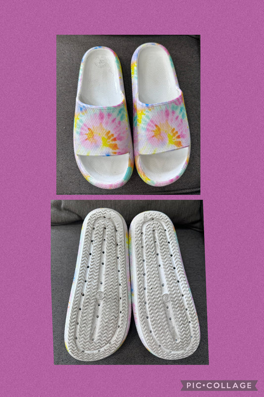 White tye dye slides Lots of life left - size Shoes - Adult 6