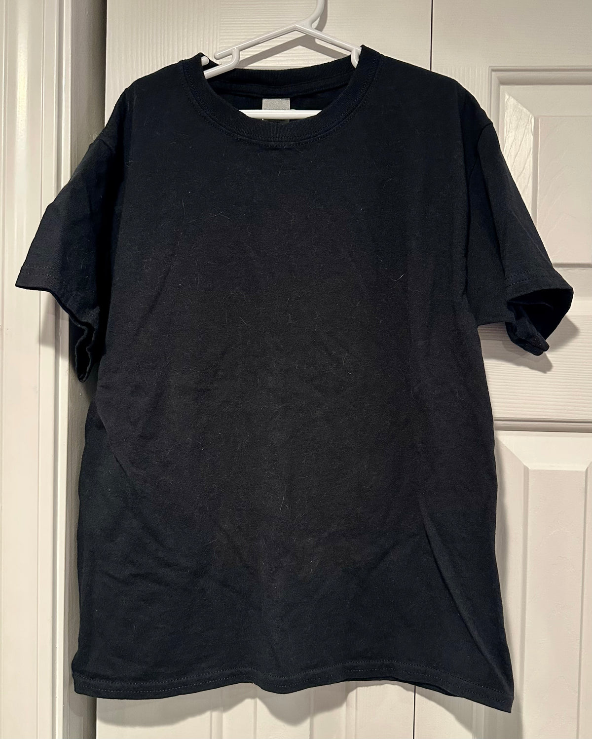 black Gilden thsirt Possibly new / worn once - size Youth - 8 (M)