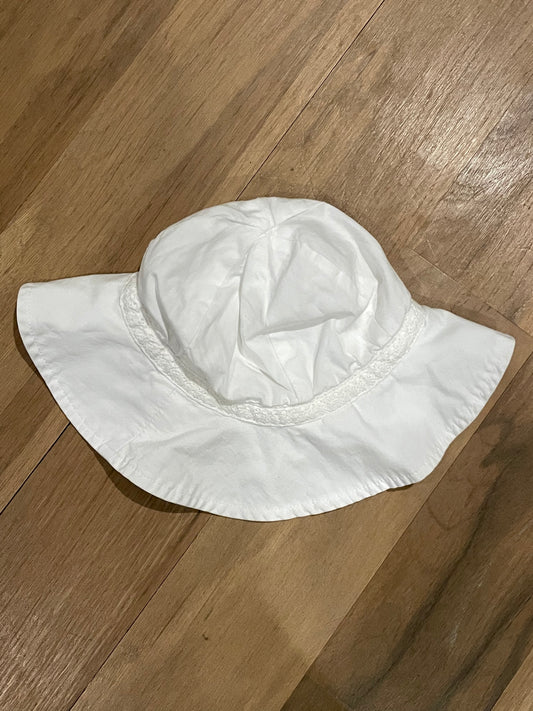MiniWear White Hat 3-9 Months - size Month - 0-6
