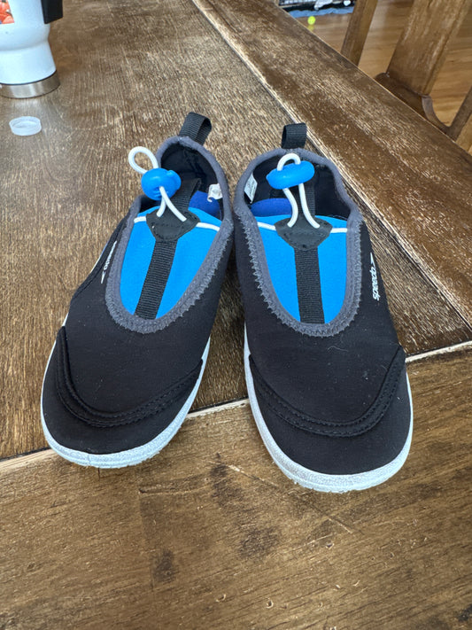 Speedo water shoes Like New! Size 13/1 - size Shoes - Kids 13