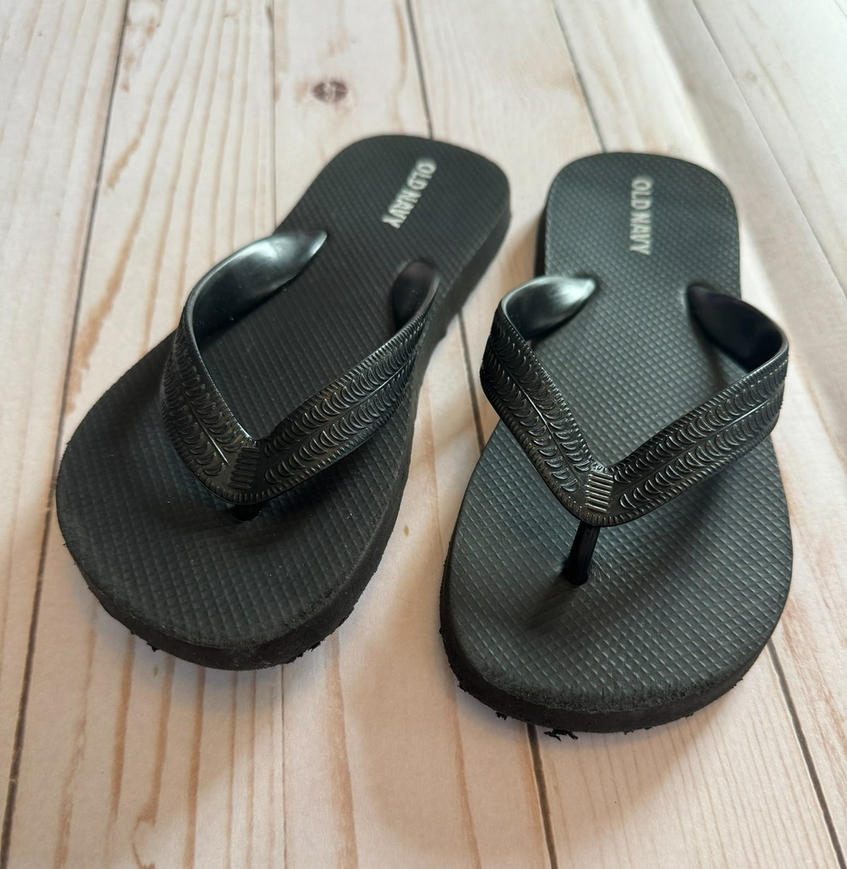 Black Old Navy Flip Flops - size 12/13 - size Shoes - Kids 12