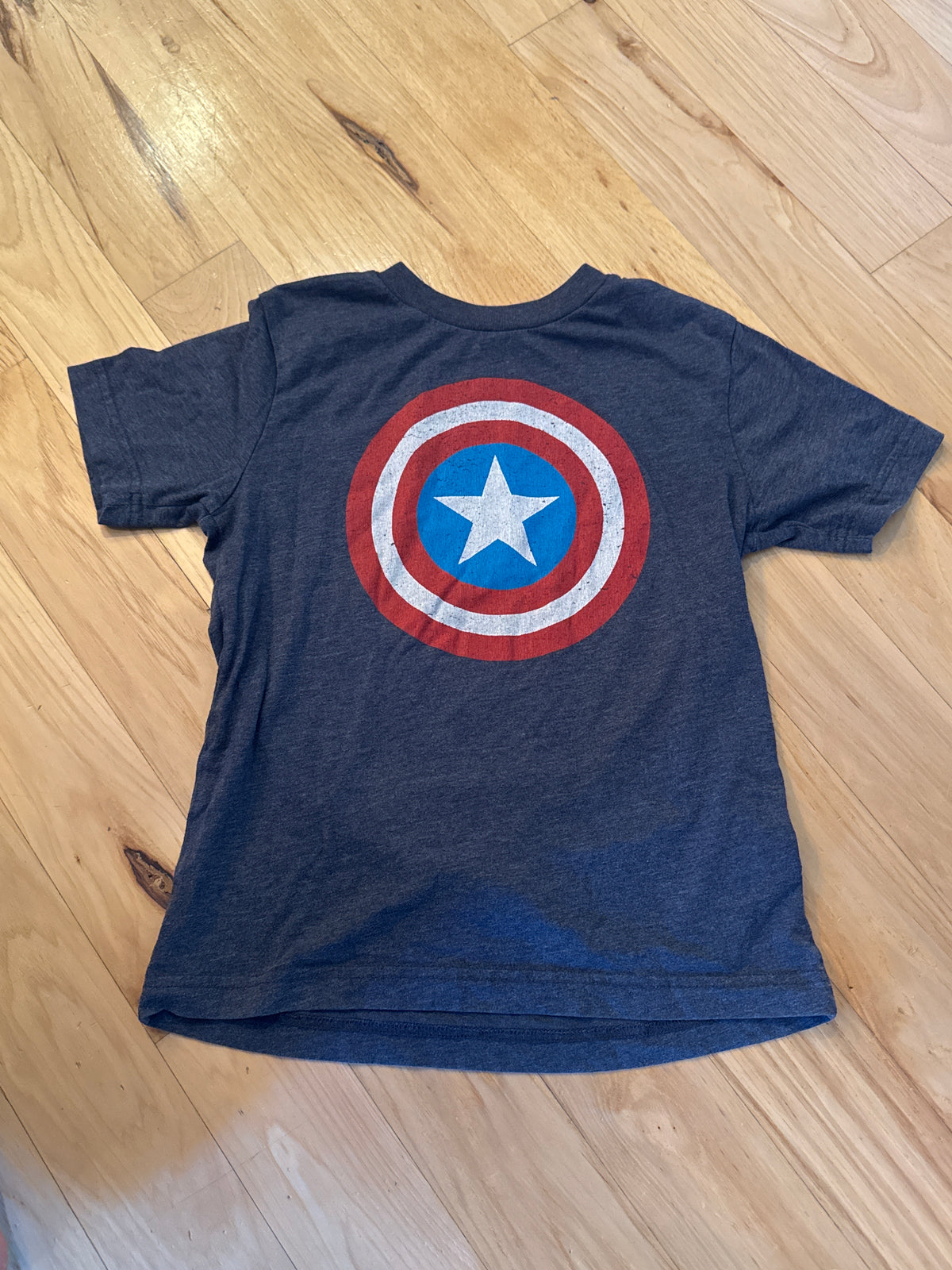 Boys size S Marvel logo shirt - size Youth - 6 (S)