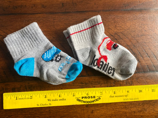 2 pairs of toddler socks -blue + red