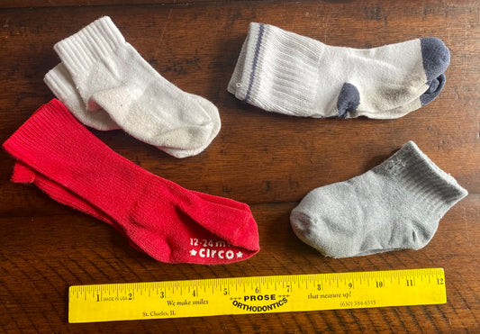 4 pairs toddler socks PC -12 to 24m; 3 white, red