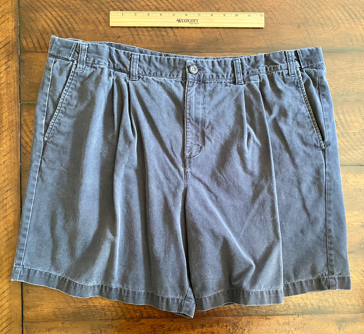 Eddie Bauer navy shorts -4 pockets; size 42 - size Teen/Men - XL (40-42)
