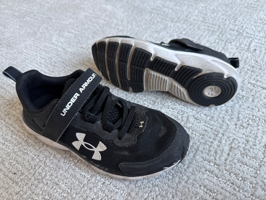 UA black shoes sz1 GUC - size Shoes - Kids 1