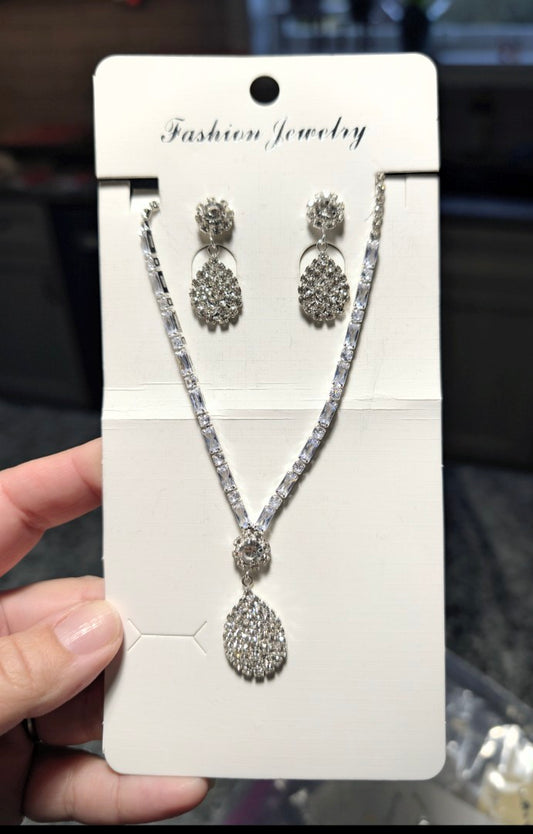 NEW Teardrop Necklace Earrings set