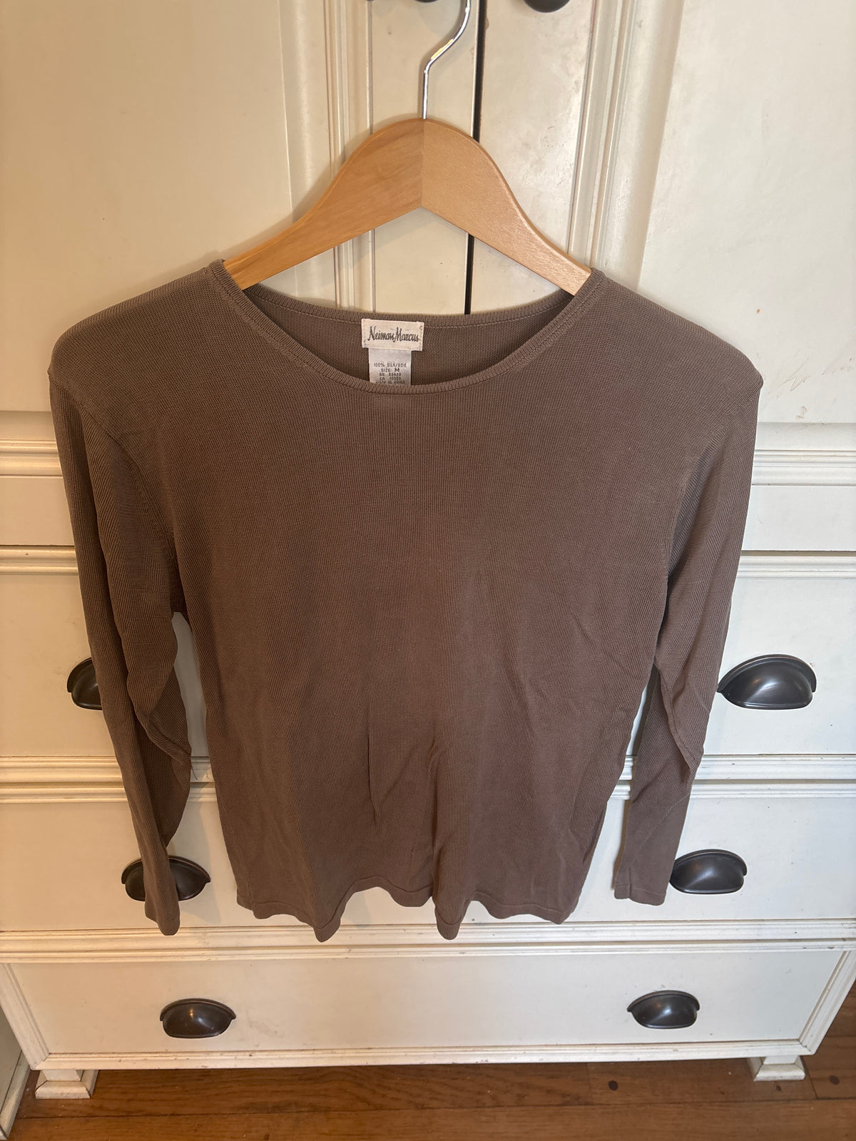 Neumann Marcus silk Taupe top - size Women - M (8/10)