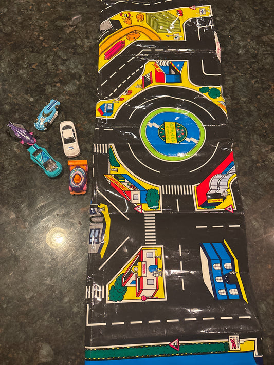 5 cars and plastic map Opens up wider