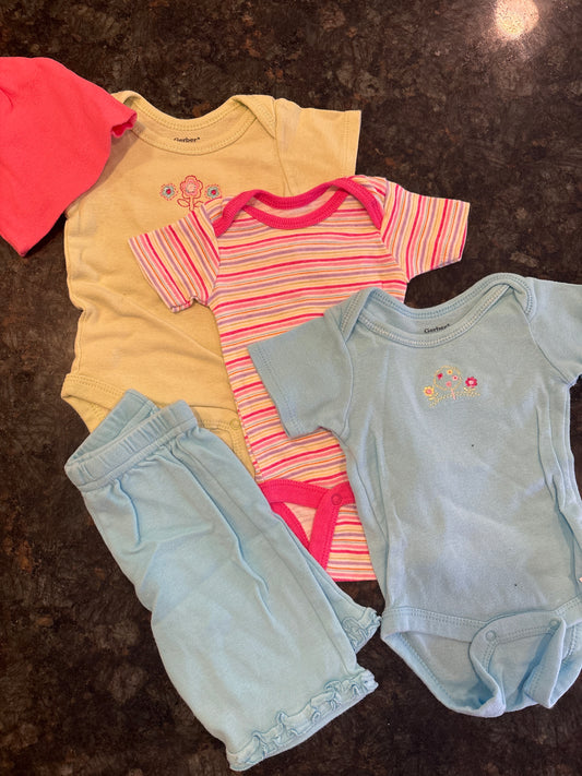 Gerber 0-3 months 3 onesies, 1 pant, 1 hat - size Month - 0-3 / 3M