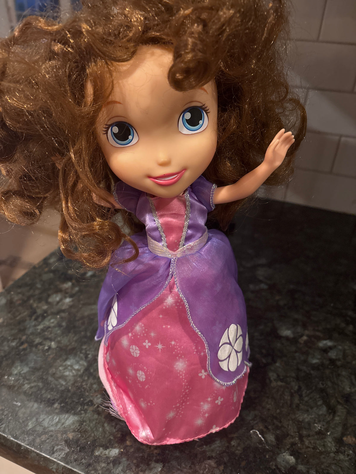 Dancing doll, needs Batteries