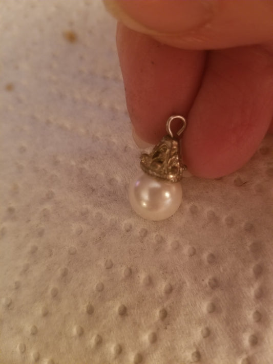 Pearl pennant only 1/2 long